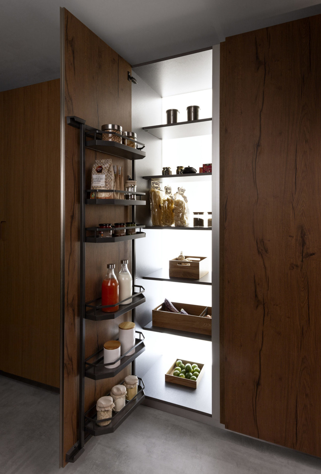 Orden en la cocina con los accesorios y sistemas de almacenaje más