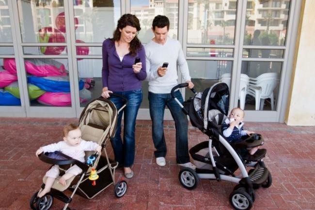 La nueva "crianza distraída" o cuando miramos el móvil más que a nuestros hijos ¿a tí también te pasa? 