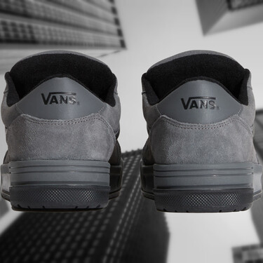 Son elegantes, cómodas y van con todo: estas zapatillas de gamuza color cemento de Vans es el único par que necesitas para el invierno 