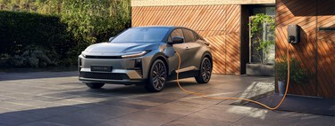 Ya nos hemos subido al Toyota C-HR+: el SUV eléctrico de hasta 600 km de autonomía que quiere hacer fácil lo que hasta ahora parecía complicado