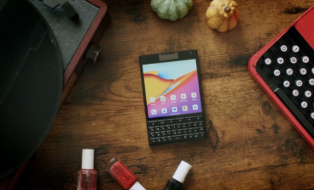 Un móvil con teclado físico como BlackBerry y doble pantalla como Yotaphone: es uno de los teléfonos Android más originales de 2025 