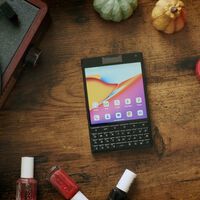 Un móvil con teclado físico como BlackBerry y doble pantalla como Yotaphone: es uno de los teléfonos Android más originales de 2025 
