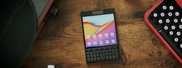 Un móvil con teclado físico como BlackBerry y doble pantalla como Yotaphone: es uno de los teléfonos Android más originales de 2025 