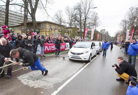 De hombre a remolque humano con 12 Nissan Note