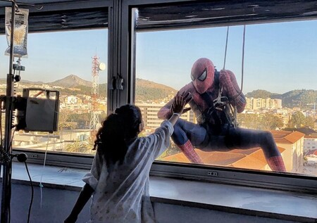 Spiderman se descuelga por una fachada para felicitar la Navidad a los niños hospitalizados con cáncer en Málaga