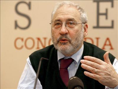 Stiglitz: “Estamos entre la espada y la pared”