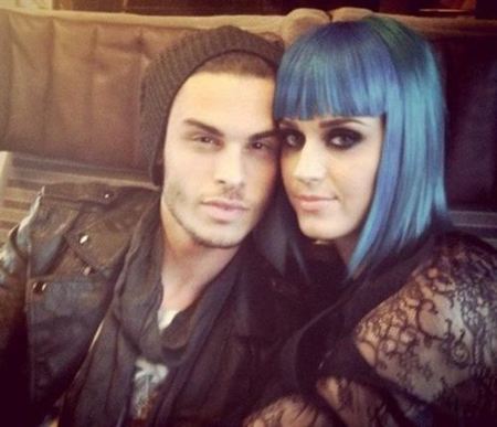 Katy Perry juega al despiste entre ajos y tweets