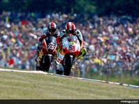Marco Simoncelli gana y Bautista recorta puntos a Aoyama