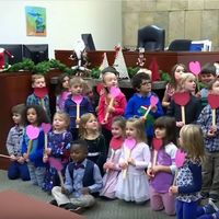 Toda la clase muestra su cariño y apoyo a su compañero en la audiencia del día de su adopción