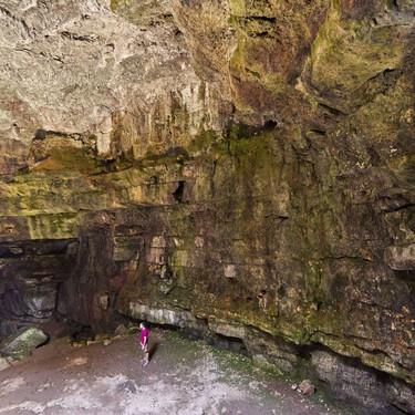 Cuevas oscuras, paredes inundadas de musgo y una cascada escondida: la ruta cerca de Madrid más impresionante de la primavera