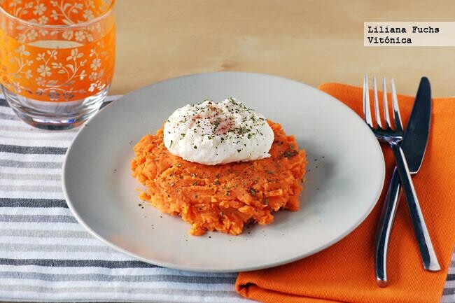 Puré de batata con huevo pochado. Receta saludable