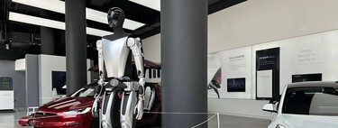 De vender coches por internet a exponer robots humanoides en sus concesionarios: la nueva jugada de Tesla