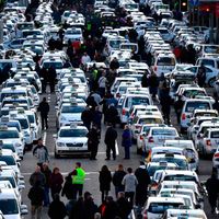 Cargas policiales y 4.000 vehículos en huelga: así han colapsado los taxistas la Castellana en Madrid