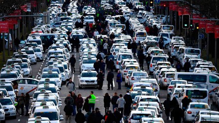 Cargas policiales y 4.000 vehículos en huelga: así han colapsado los taxistas la Castellana en Madrid