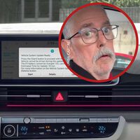 "¿Estamos locos o qué?". Este hombre llevaba prisa, pero su coche tenía otros planes para él: una actualización que no le dejó ni arrancarlo