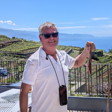 Los marineros secaban este pescado que nadie quería para comerlo de aperitivo. Un restaurante de Málaga lo reivindica ahora como bocado gourmet