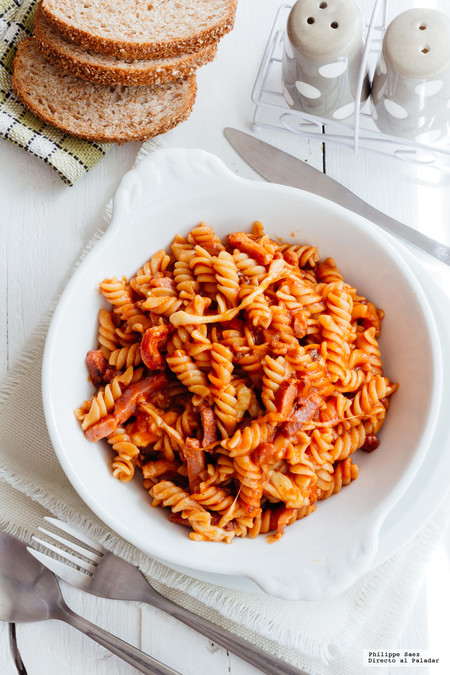 Pasta con tocino en salsa de jitomate. Receta fácil para disfrutar
