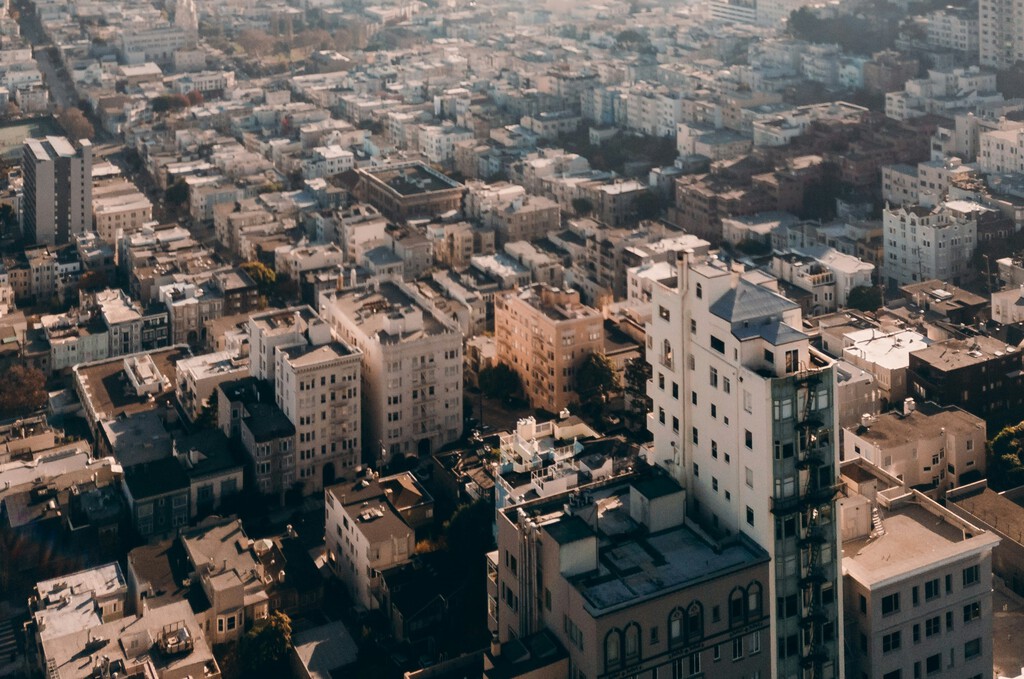 No contentos con dominar sectores enteros de la economía ahora Google, Meta y Apple quieren ser algo más: tus caseros 