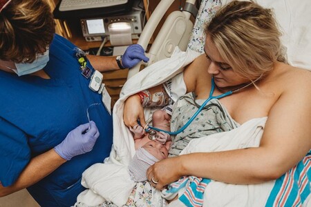Una mamá enfermera realiza las primeras pruebas a su propio bebé después de nacer
