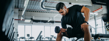 Curl de bíceps y otros 17 ejercicios de brazos para aumentar su masa muscular y reducir su flacidez 