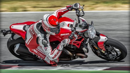 Ducati Monster 1200 R: 160 caballos de diversión y materiales de calidad