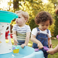 Juego en paralelo en los niños: juegan cada uno con lo suyo, pero acompañados 
