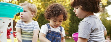 Juego en paralelo: en qué consiste y cómo se desarrolla y evoluciona esta particular forma de jugar de los niños 