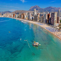 Sí puedes reservar sitio en la playa sin que te multen: qué es verdad y qué rumor sobre las famosísimas restricciones de la playa de Benidorm 