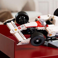 LEGO tira un dardo al corazón de los aficionados al motor: el mítico McLaren de Ayrton Senna está rebajado