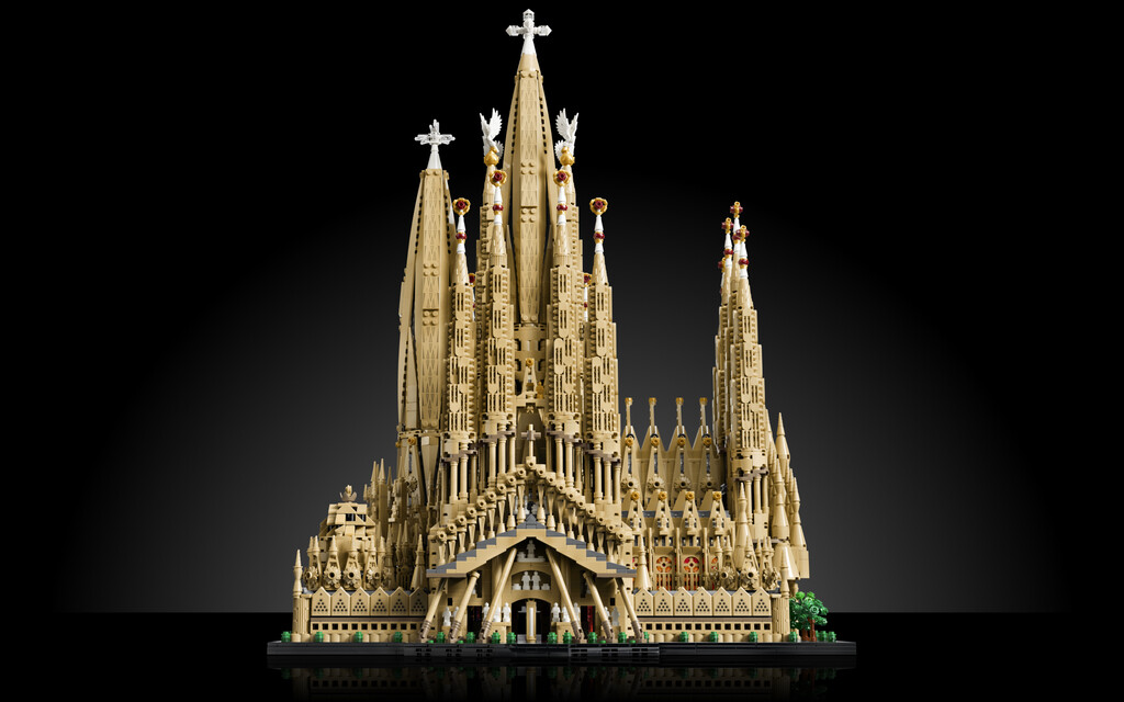 Vamos a terminar de construir nosotros la Sagrada Familia antes que en la vida real: llega el mayor set de LEGO de la historia 