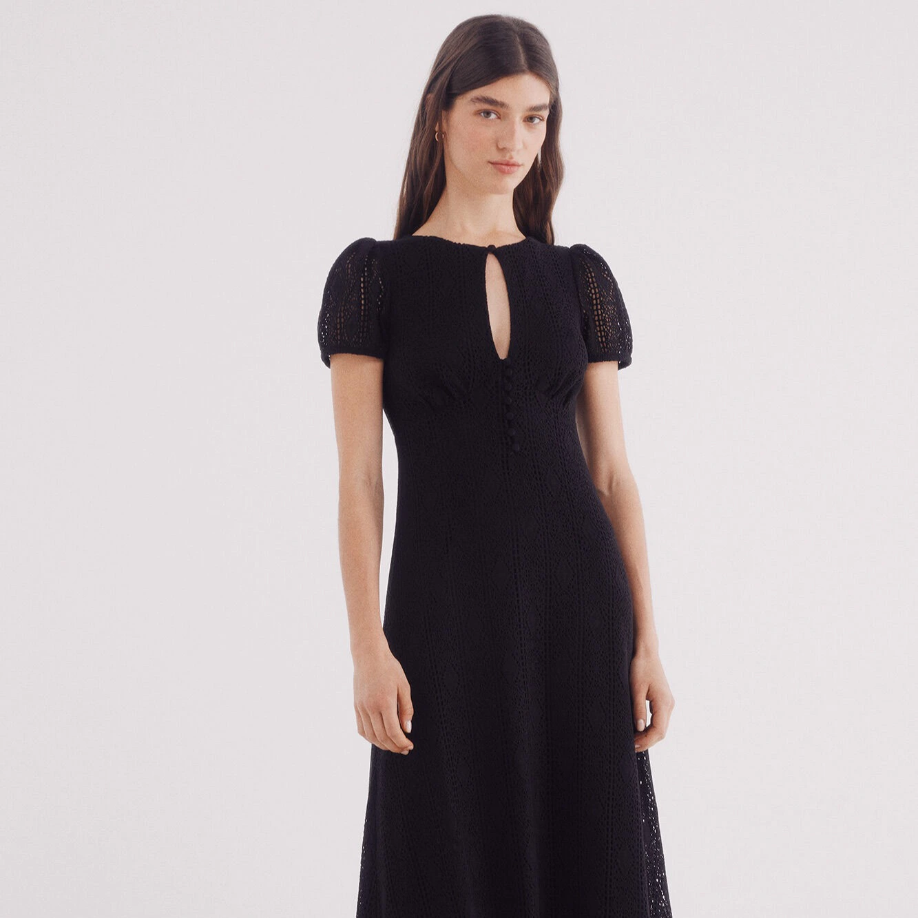 Vestido midi abertura escote
