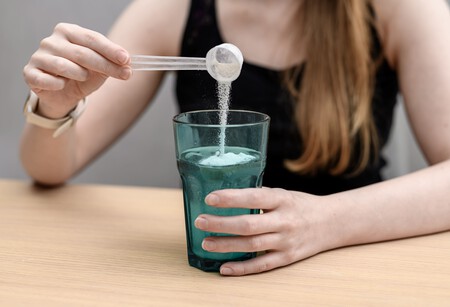Pessoa diluindo dose de creatina na água
