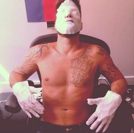 Mascarilla por aquí, manicura por allá... ¡Así se mantiene Ricky Martin hecho un mozo!