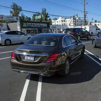 Los primeros aparcamientos en diagonal en Los Ángeles siembran el caos: en California no saben aparcar marcha atrás