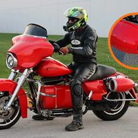 Un mecánico ha convertido una Harley-Davidson en una moto a reacción: le ha metido dos turborreactores en las maletas y la velocidad a la que llega parece una broma 