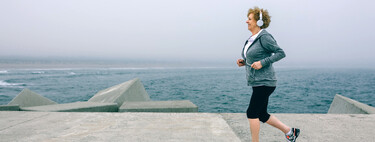 Cómo entrenar después de los 50 (y las mejores actividades y ejercicios para hacer en la menopausia) 