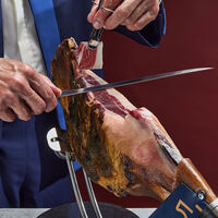 Carrefour reta a El Corte Inglés rebajando 125 euros una paleta de bellota 100% ibérica Cinco Jotas 