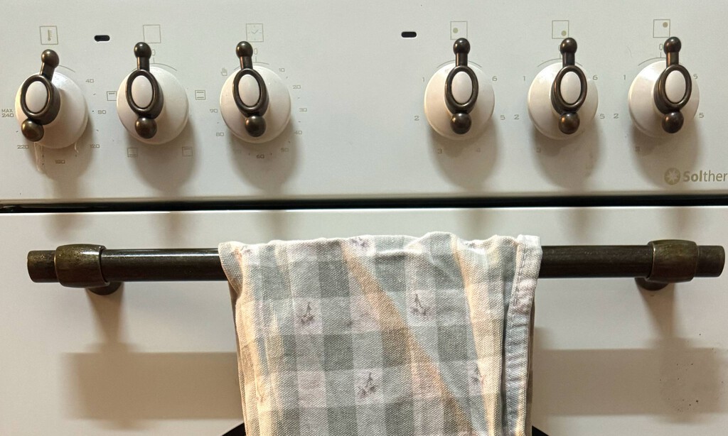 Adiós a tener los trapos colgados en la puerta del horno gracias a este sencillo y barato gadget 