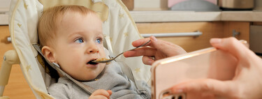 Por qué darle de comer al bebé frente a una pantalla es una muy mala idea