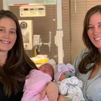 Unas gemelas dan a luz a sus bebés el mismo día, el de su cumpleaños, y casi a la misma hora 