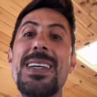 Franc tiene 38 años y lleva siete viviendo en un camión: "No pago alquiler ni luz y apenas pago agua" 