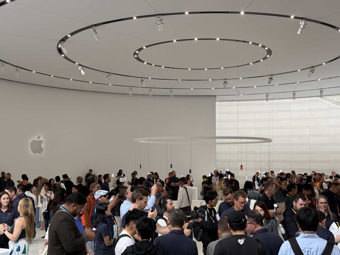 Apple se enfrenta en 2026 a un problema poco habitual: demasiadas novedades