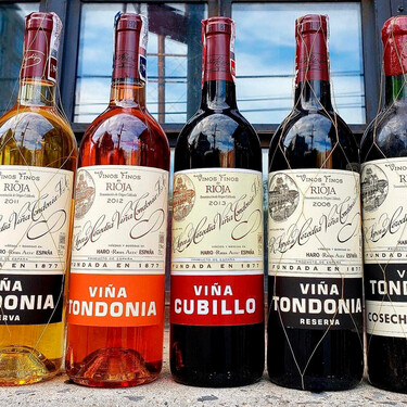 Este tinto es un crianza de 2018, tiene 94 puntos Parker y lo elabora una bodega centenaria de Haro, en pleno corazón de La Rioja