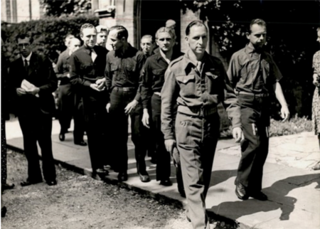 Prisioneros de guerra de Trent saliendo de un servicio religioso en Christ Church, Cockfosters
