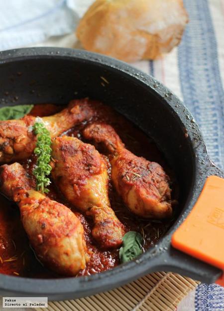 Muslos de pollo en salsa de tomate especiado y albahaca. Receta