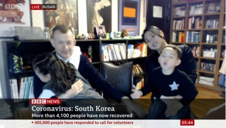 Ha vuelto a suceder: el padre de la BBC da una entrevista sobre el coronavirus y sus hijos vuelven a dar la nota