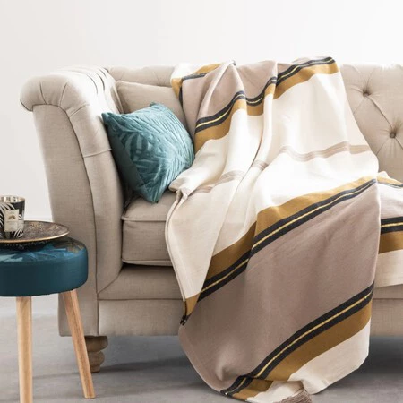 Mantas y cojines de Maisons du Monde, cálidos y sostenibles, ideales como regalo decorativo: 13 ideas