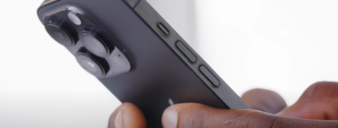 Los iPhone 15 Pro se ensucian con tocarlos, pero Apple dice que no es un problema. Y da consejos para limpiarlos 