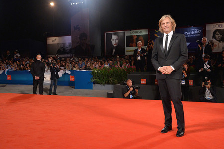 Del traje a la camiseta a los 50, Viggo Mortensen puede con todo