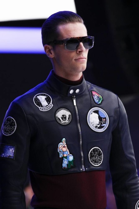 Con aires futuristas Versace presenta guerreros galácticos en su desfile de invierno